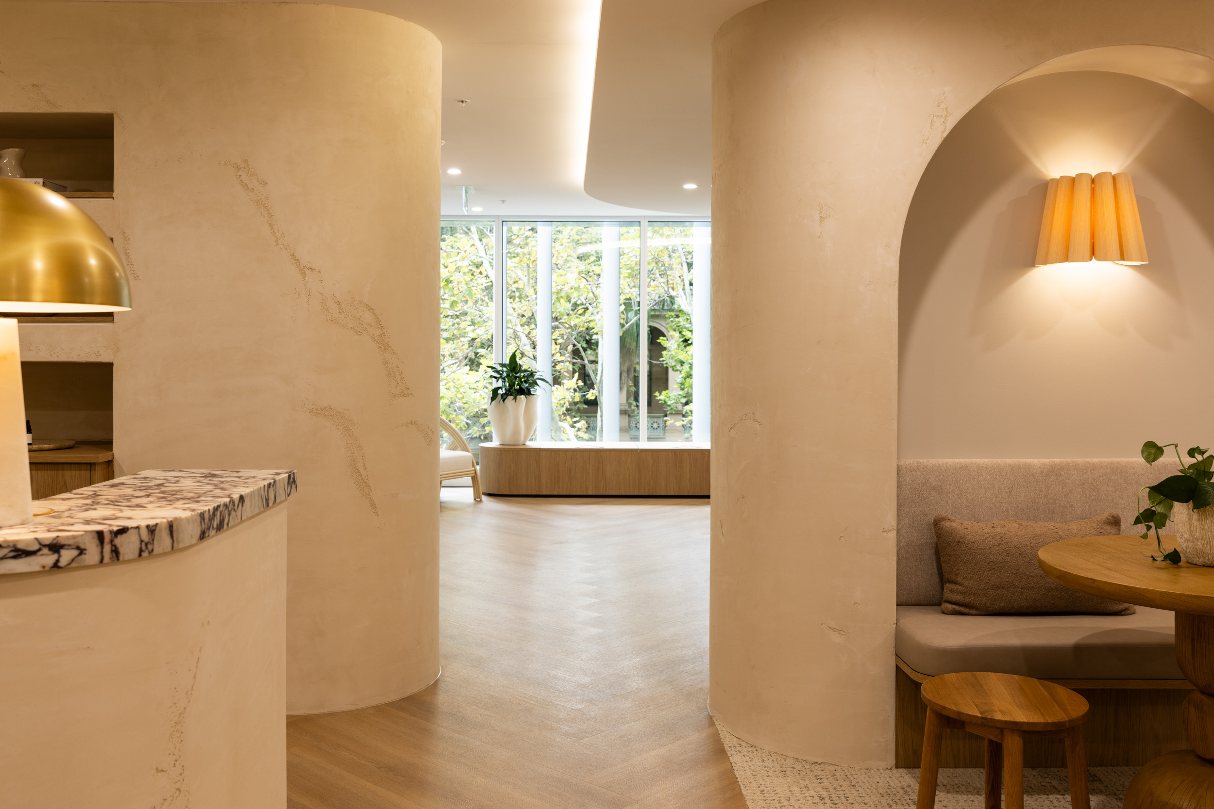 Reception through plaster columns